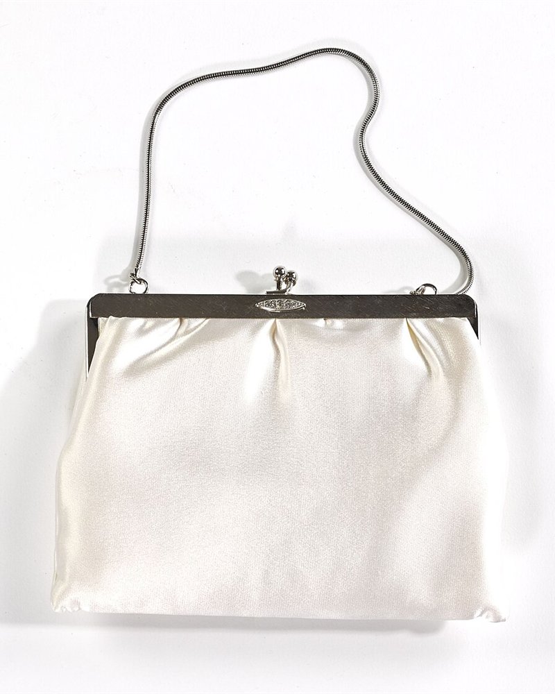 Cartera blanca con asa de cadena