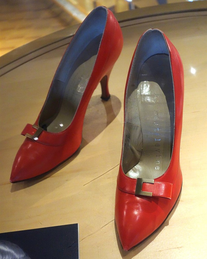 Par de zapatos rojos de tacón alto
