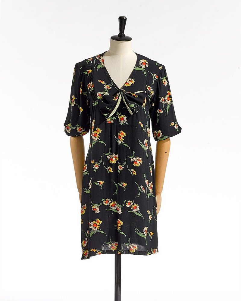 Vestido de flores sobre un maniquí